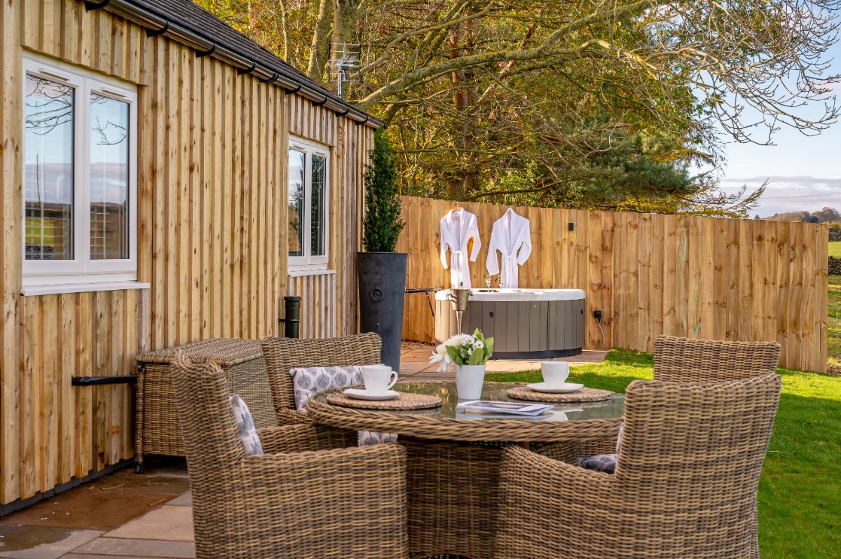 hot tub holiday cottage