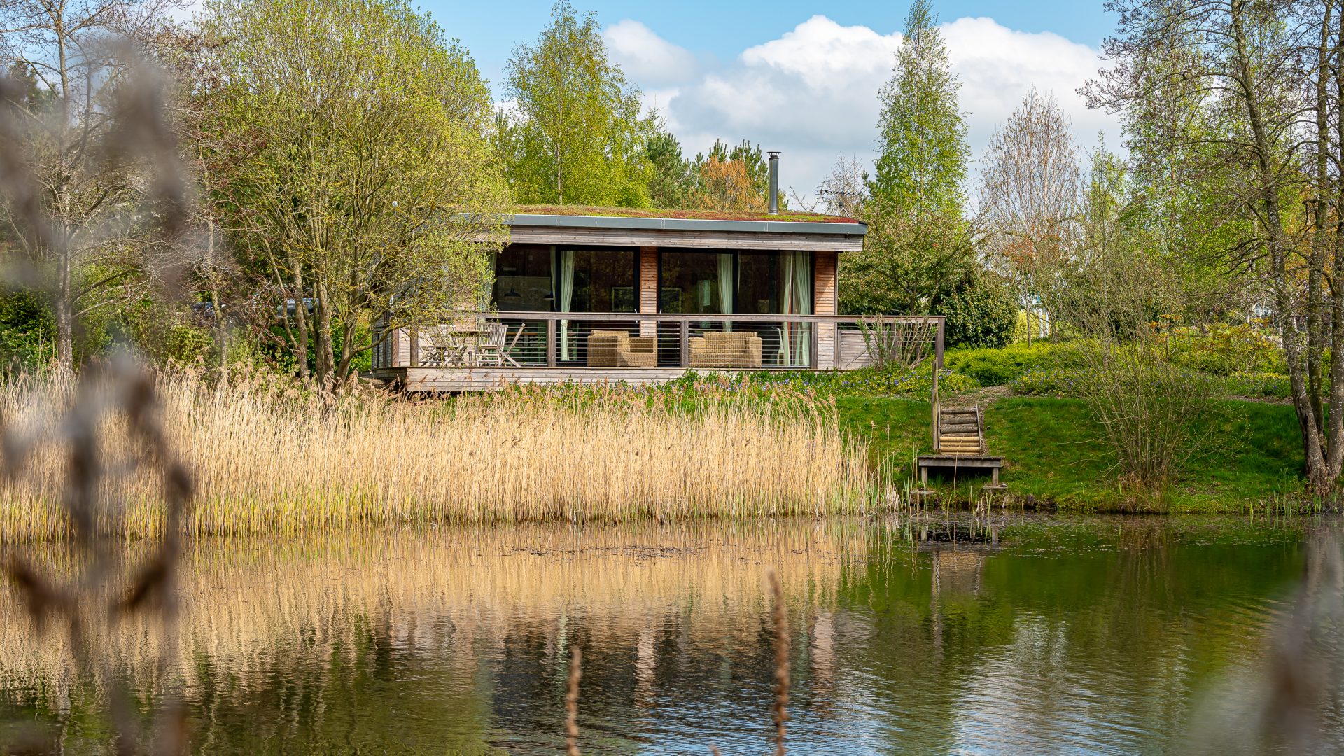 lakeside luxury lodge