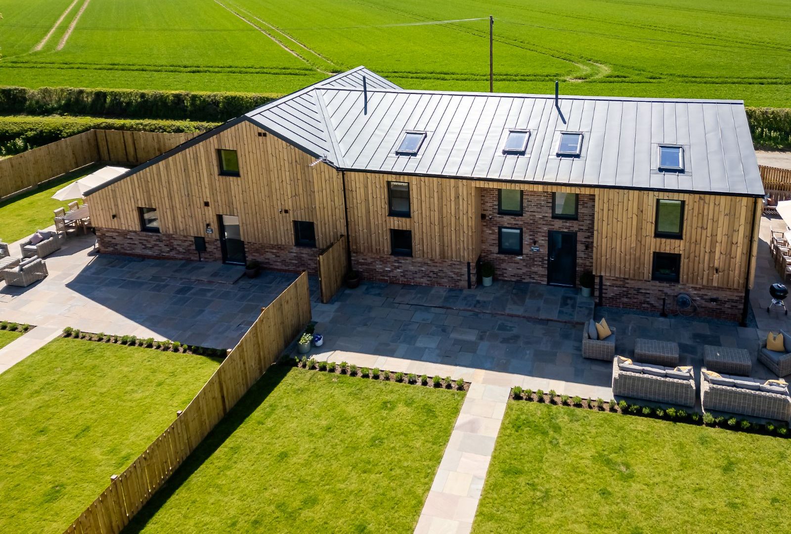 Green barn-147