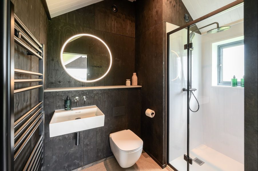 Modern lodge bathroom with walk-in shower and Nordic-inspired interiors