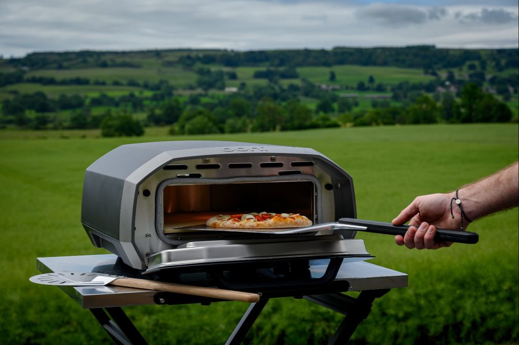 Luxury lodge with pizza oven overlooking rolling countryside in Ravensworth.