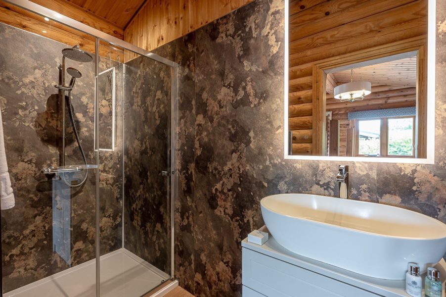 Modern ensuite bathroom in William lodge with walk-in shower.